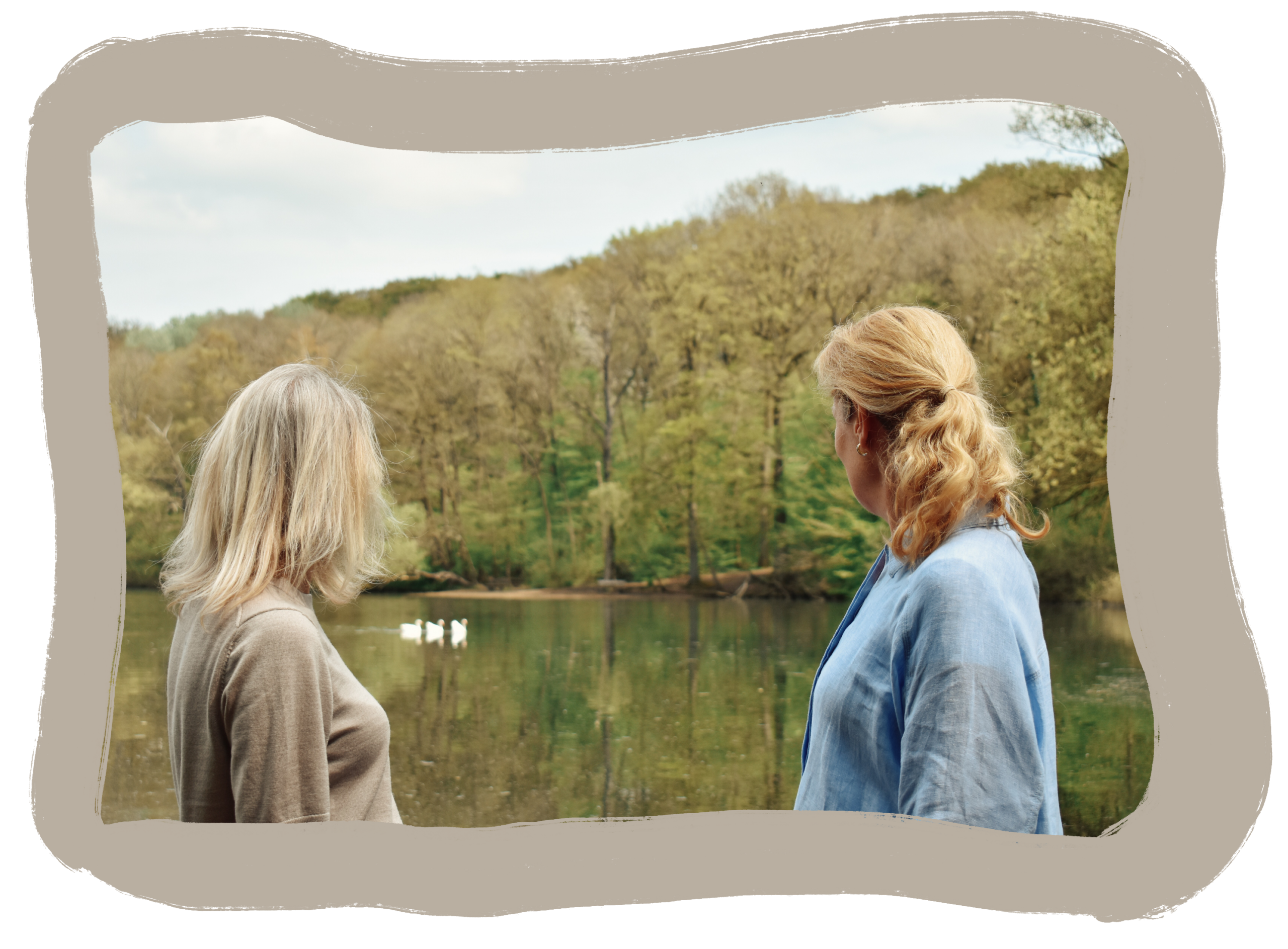 Foto van Kim en Mireille aan het water. Ze kijken allebei weg van de camera, naar een drietal ganzen in het water.